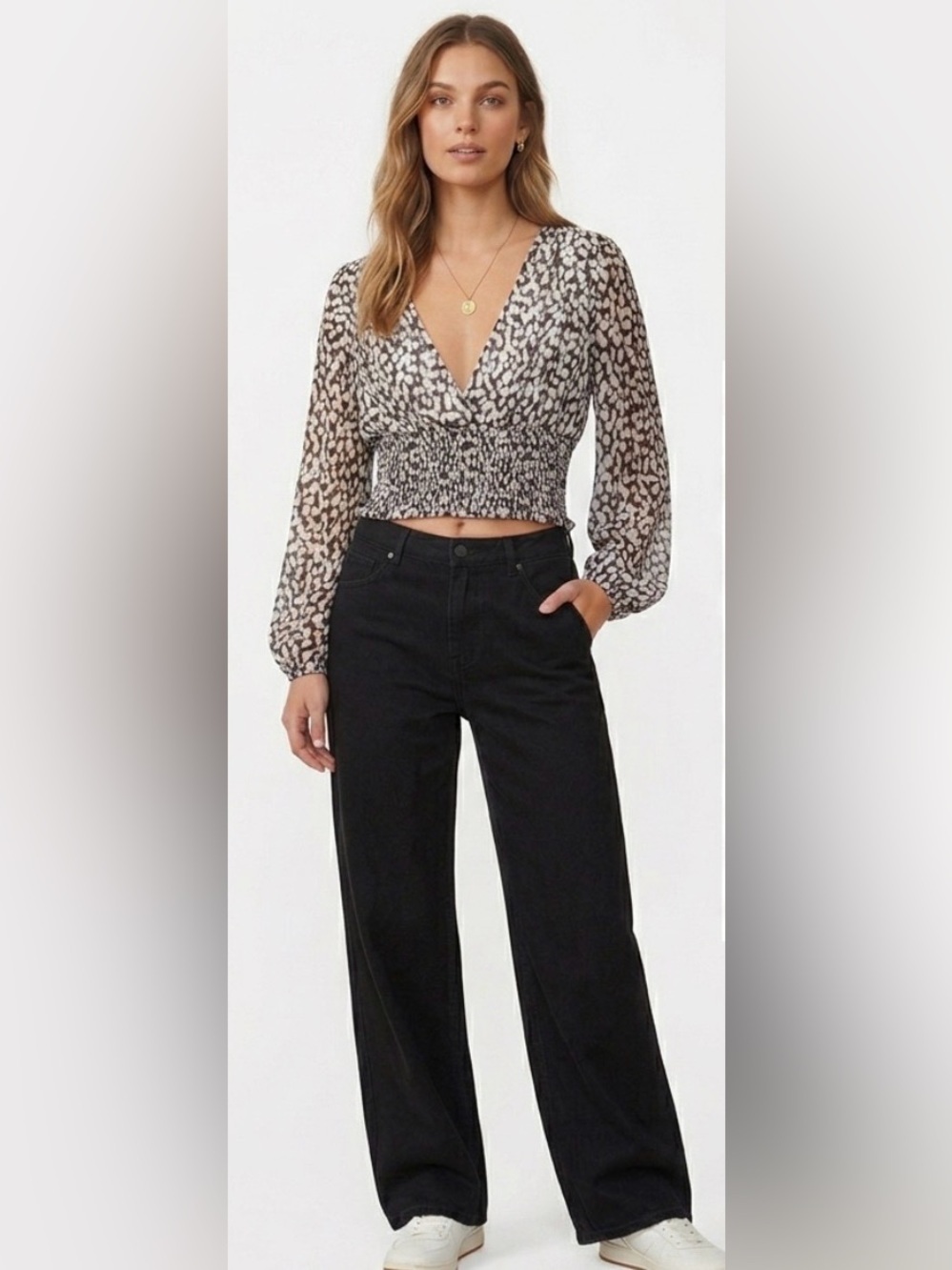 Wilfred Aritzia Black & White Printed Smocked V-Neck Women's Crop Top